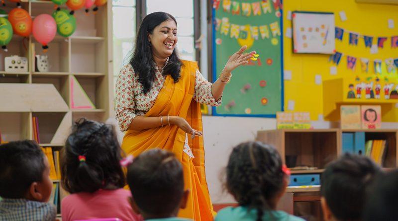 teacher giving presentation group children scaled